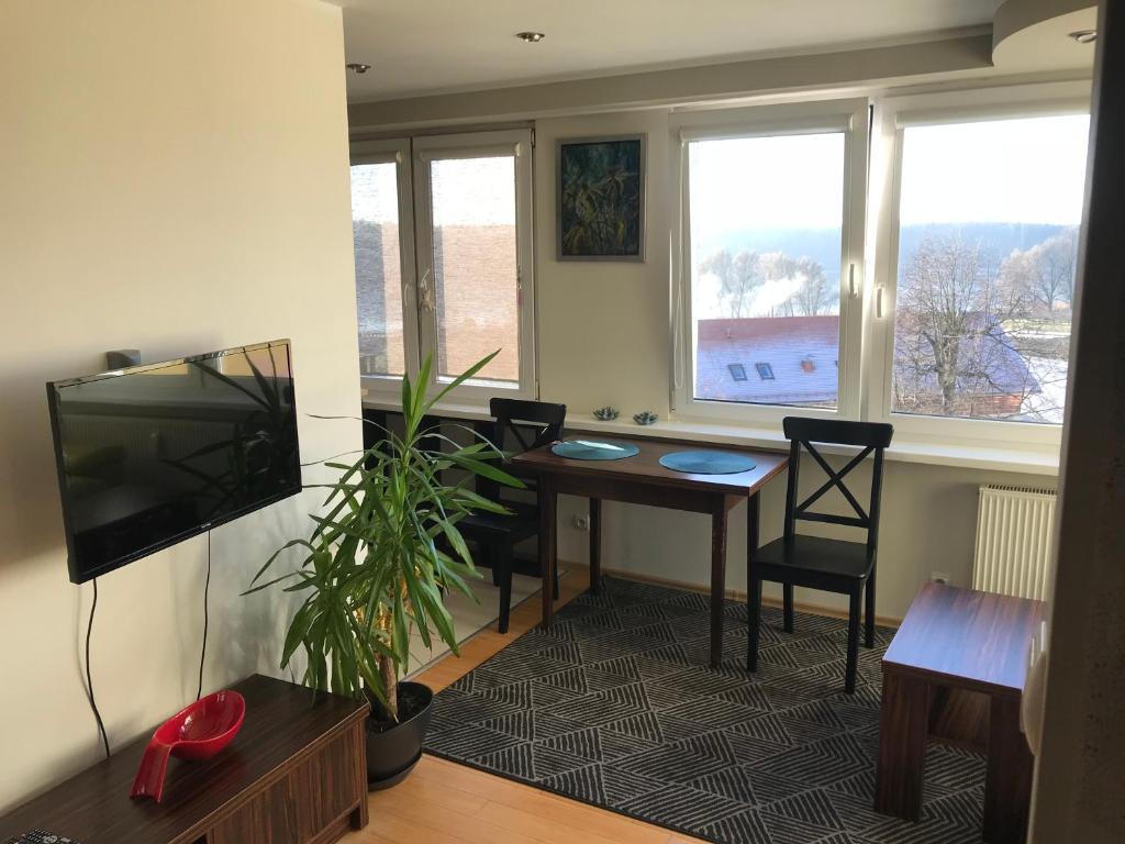 Televízia a/alebo spoločenská miestnosť v ubytovaní Widokowy Apartament nad Jeziorem