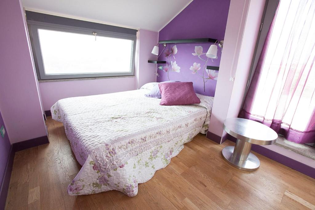 purpurowa sypialnia z łóżkiem i oknem w obiekcie Axia Terme B&B, 4 min dal Centro Storico - PARK privato w mieście Viterbo