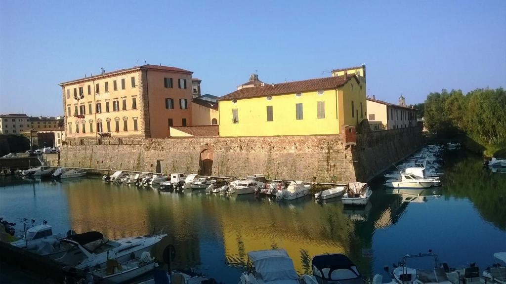 un grupo de barcos están atracados en un puerto en Dogana d'Acqua Rooms & Art, en Livorno