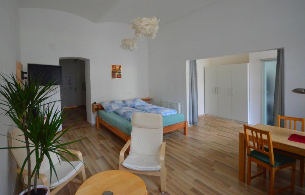 salon z łóżkiem i stołem w obiekcie Wiener Ferienwohnung w Wiedniu