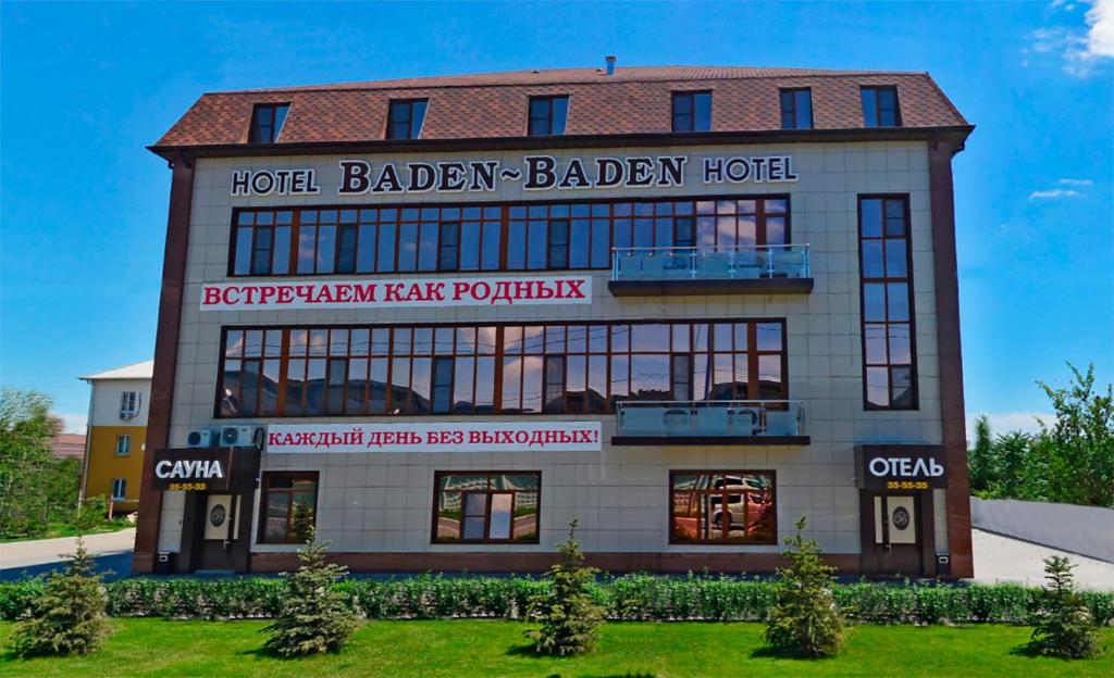 アストラハンにあるBaden-Baden Hotelの晴れた日に利用できるホテル