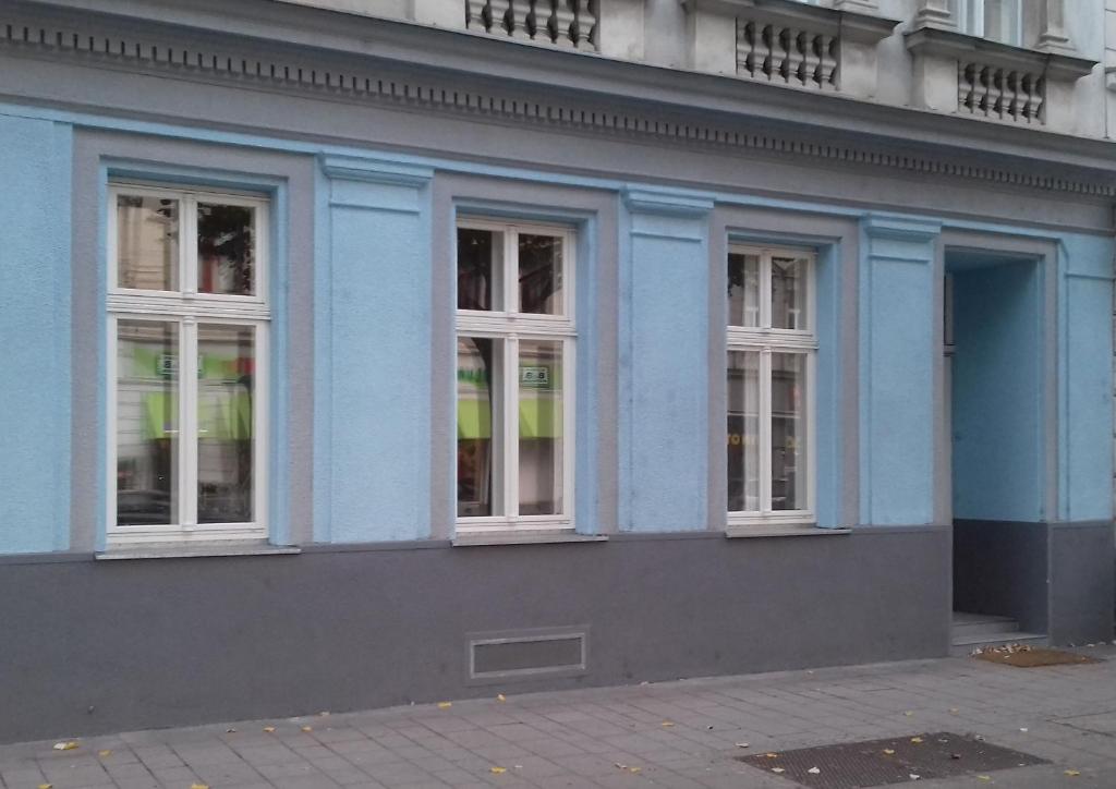 niebieski budynek z oknami na boku w obiekcie Wiener Ferienwohnung w Wiedniu