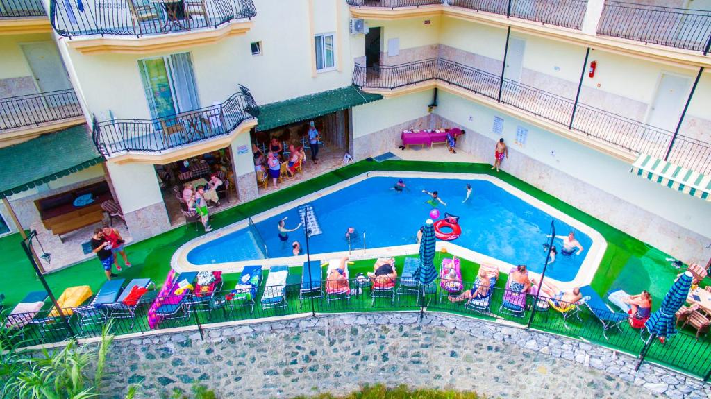 Bazén v ubytování Ozlem 2 Apart Hotel nebo v jeho okolí