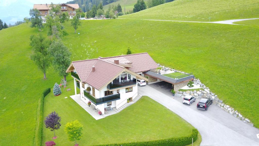 eine Aussicht auf ein Haus auf einem Hügel in der Unterkunft Landhaus Vötter in St. Johann im Pongau