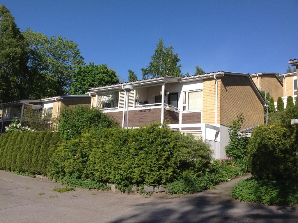 uma casa grande com arbustos à frente em Apartment Marina Home with sauna em Espoo
