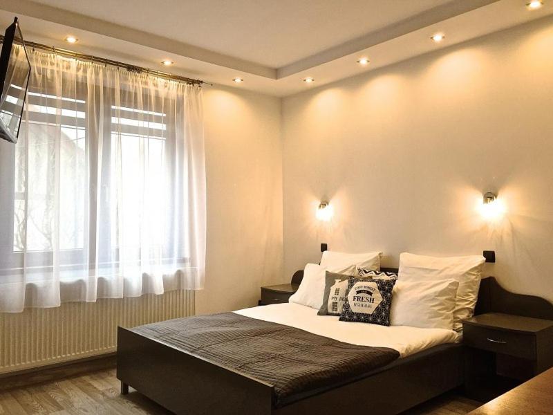 1 dormitorio con cama y ventana en Przystań Smaku adults only, en Krynica Morska