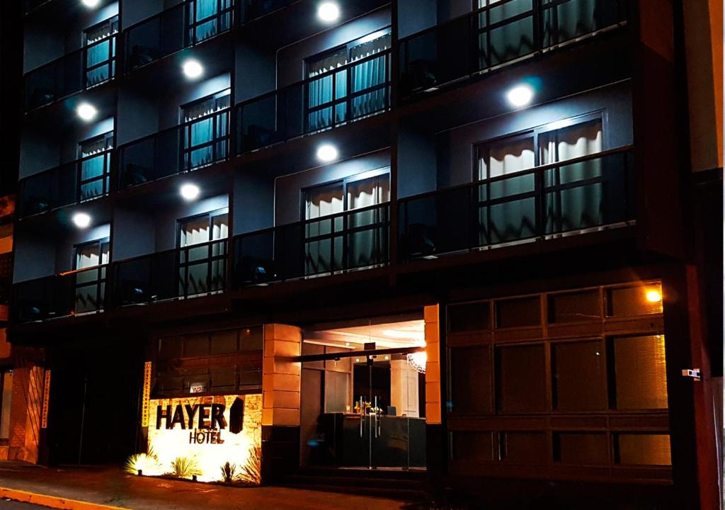 a building with a sign that says have a nice night at Hayer Hotel in Erechim