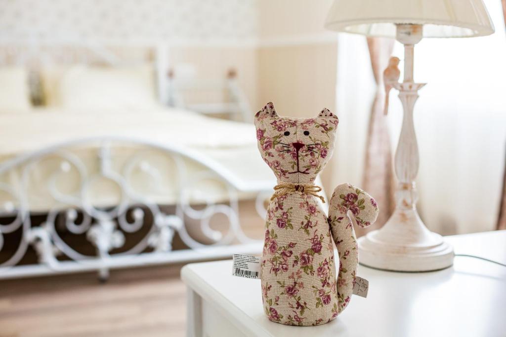 ein Teddybär auf einem Tisch neben einer Lampe in der Unterkunft Lovely apartment in the city center in Lwiw