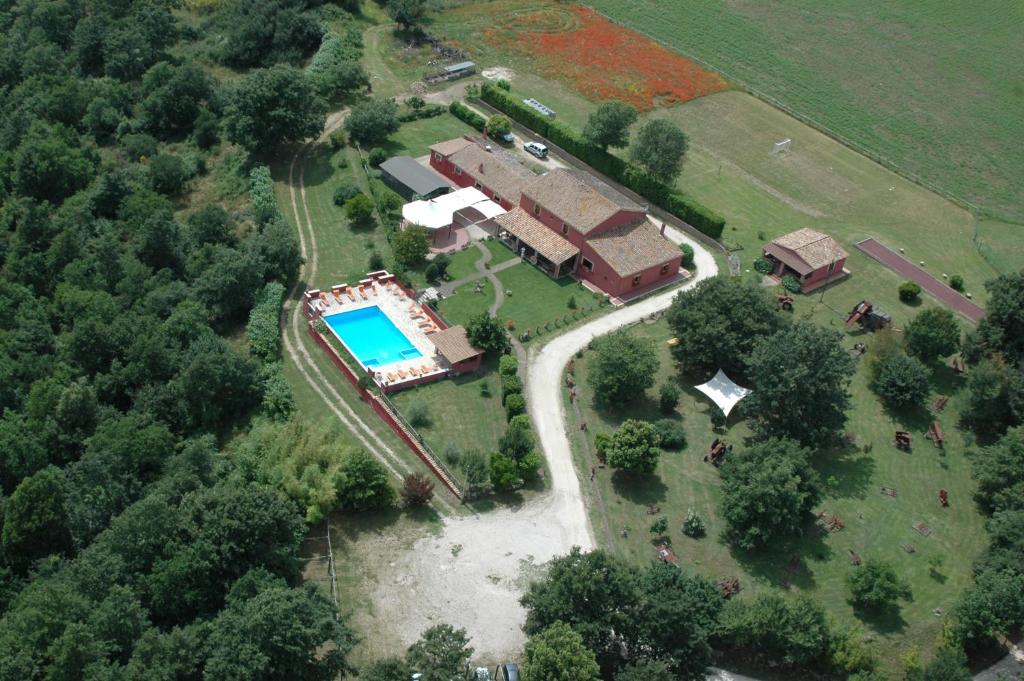 vista aerea di una casa con piscina di Agriturismo Castro a Ischia di Castro