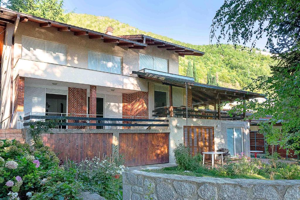 uma casa com uma cerca de madeira em frente em Apartment Ohrid Forever em Lagadin