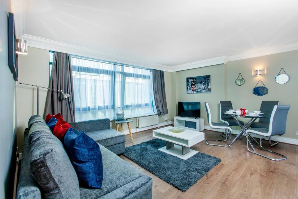 - un salon avec un canapé et une table dans l'établissement 2Bed 2Bath Apartment in Fitzrovia - FREE Exclusive Parking, à Londres