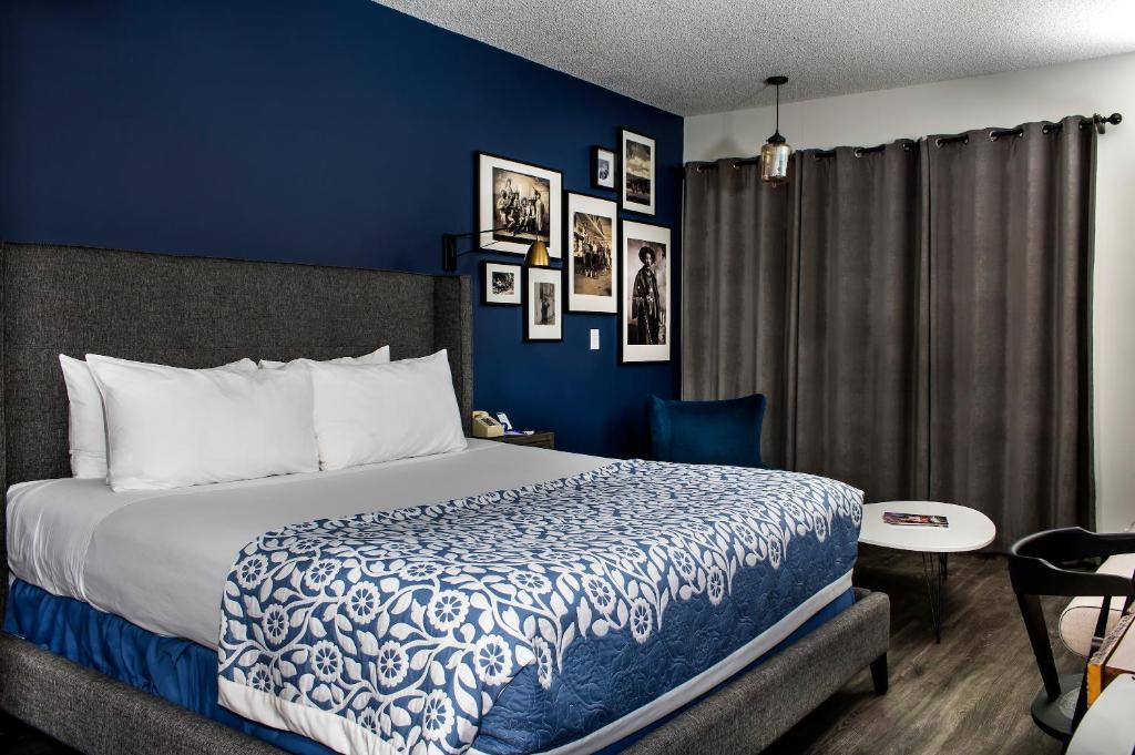 Sideways Inn - King Room Met Balkon