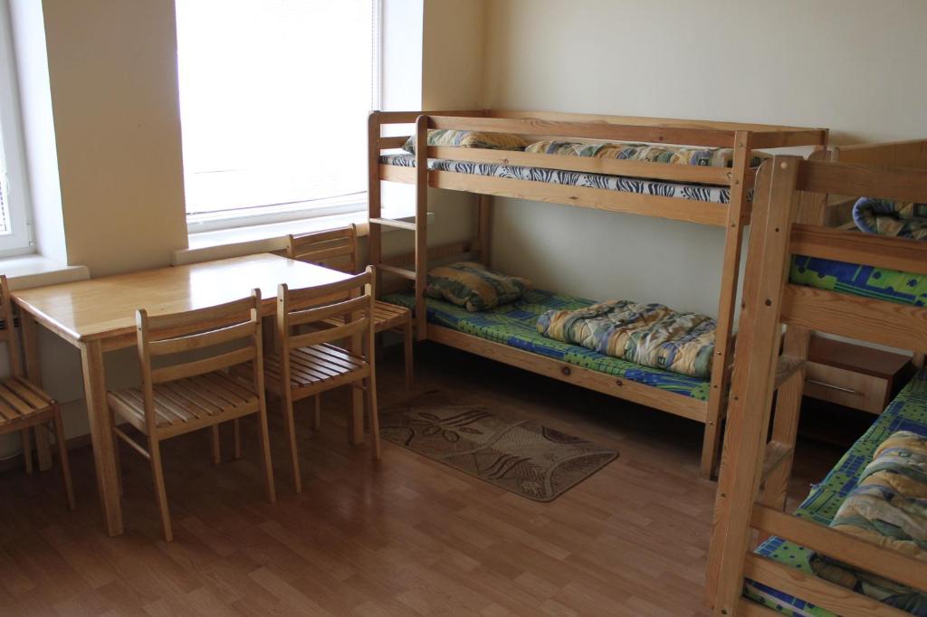 Palanda nebo palandy na pokoji v ubytování Fortuna Hostel