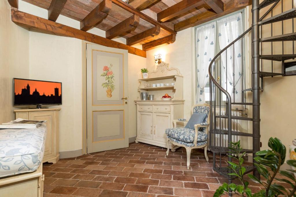 ベルガモにあるDOLCE VITA Citta Altaのベッド1台、椅子、窓が備わる客室です。