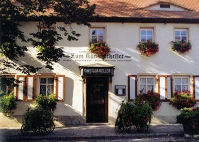 um edifício branco com uma porta em frente em Hotel Altdeutsche Weinstuben em Freyburg