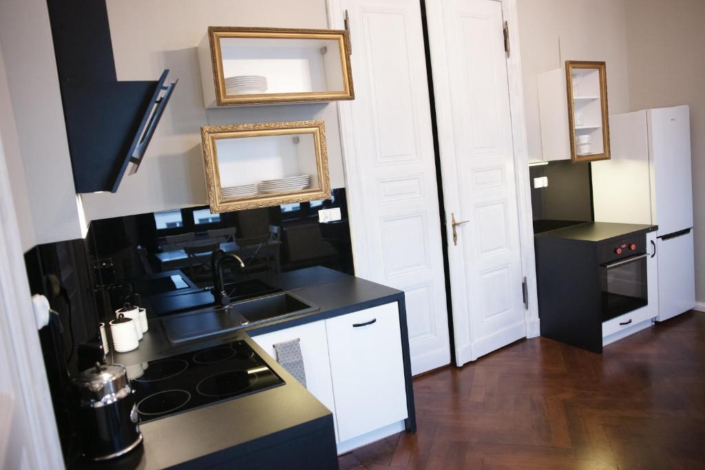 Kuchyňa alebo kuchynka v ubytovaní Wilhelmstadt Apartment 90m - PARKING