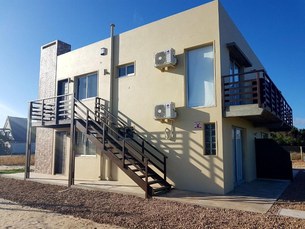 un edificio con una escalera en el lateral en Puertas De La Serena, en La Paloma