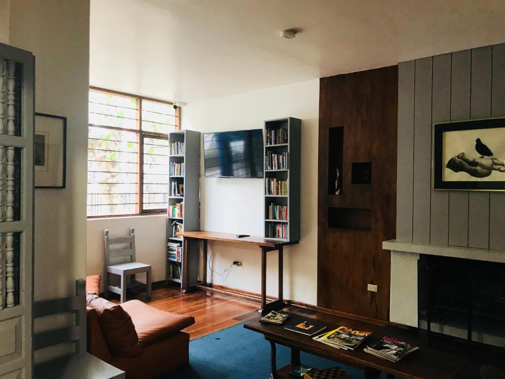 TV a/nebo společenská místnost v ubytování Hostal Posada del Maple