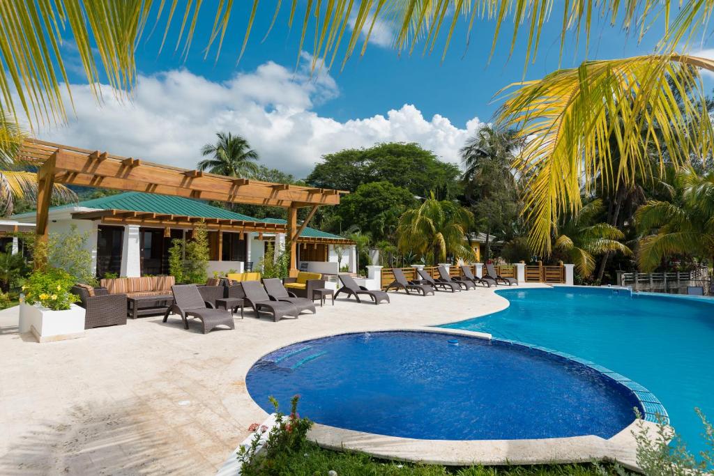 Bazén v ubytování Paraiso Rainforest and Beach Hotel nebo v jeho okolí