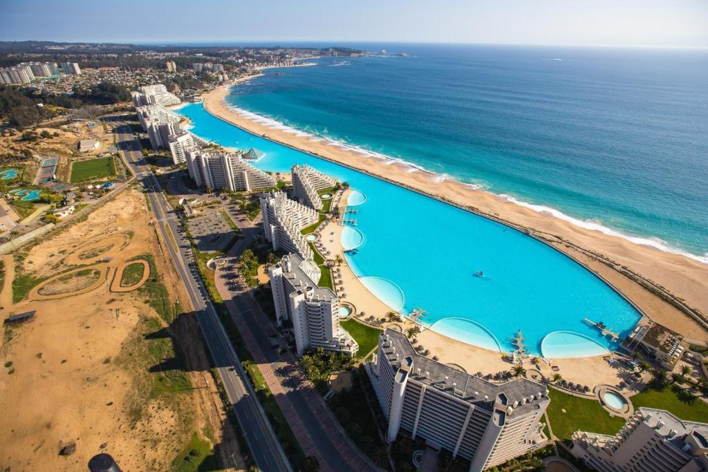 an aerial view of the beach and buildings at Departamento Grande en San Alfonso del Mar in Algarrobo