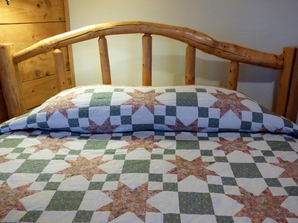 Postel nebo postele na pokoji v ubytování Juneberry Lodge