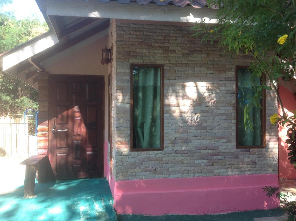 Time 2 Resort - Standard Bungalow With Fan