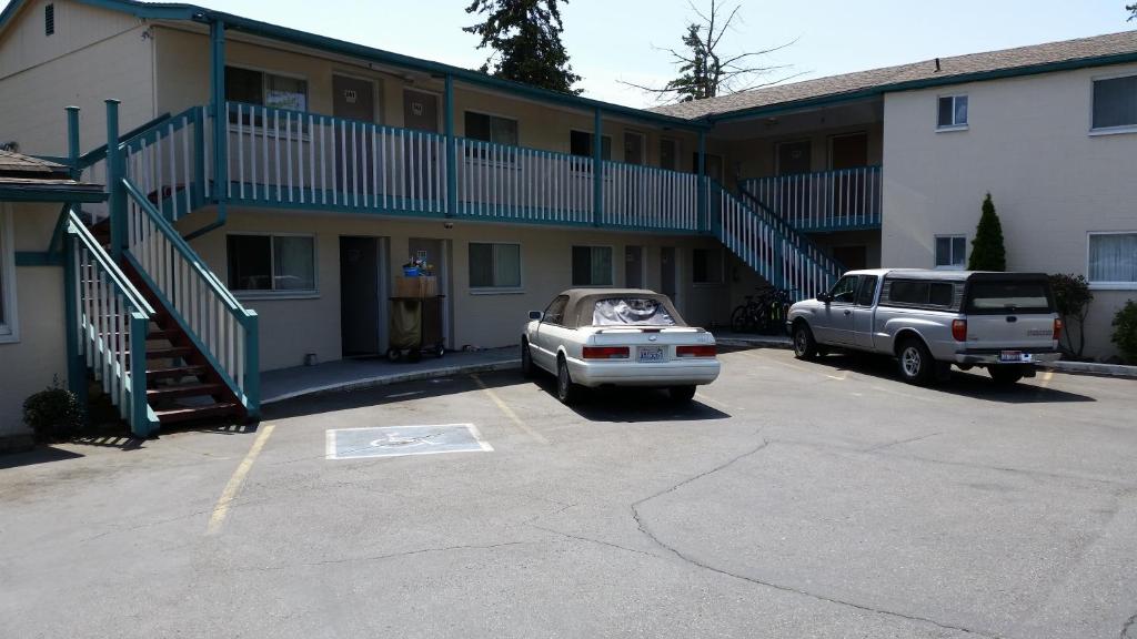 a car parked in a parking lot in front of a building at Shamrock Motel in Bellingham