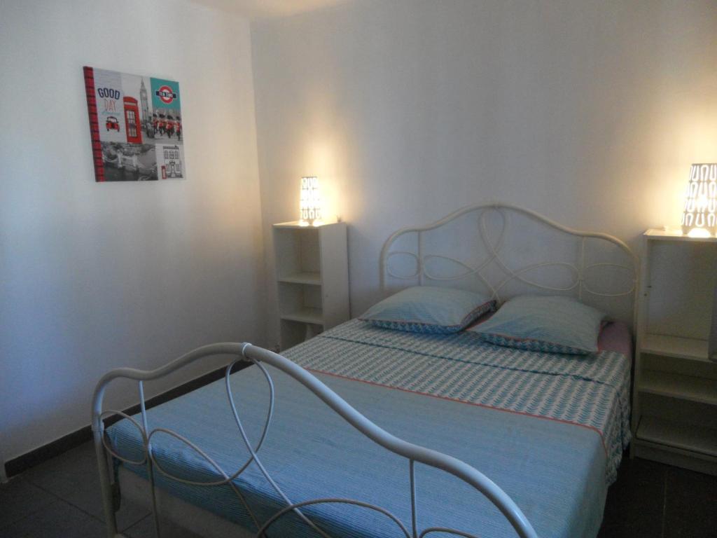 a small bedroom with two beds and two lamps at Mas Vincent in La Fare-les-Oliviers