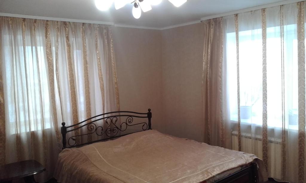 Een bed of bedden in een kamer bij Новостройка Новый район