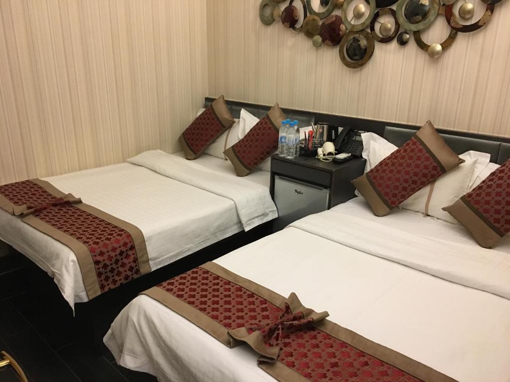 Postel nebo postele na pokoji v ubytování Seasons Hotel