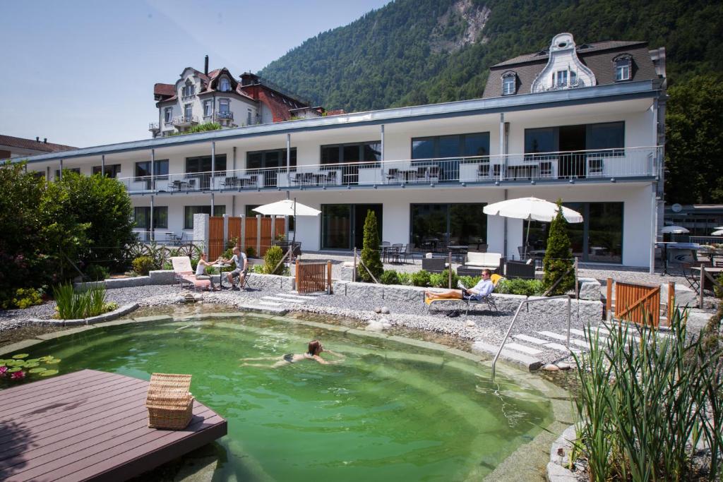 Nespecifikovaný výhled na hory nebo výhled na hory při pohledu z hotelu