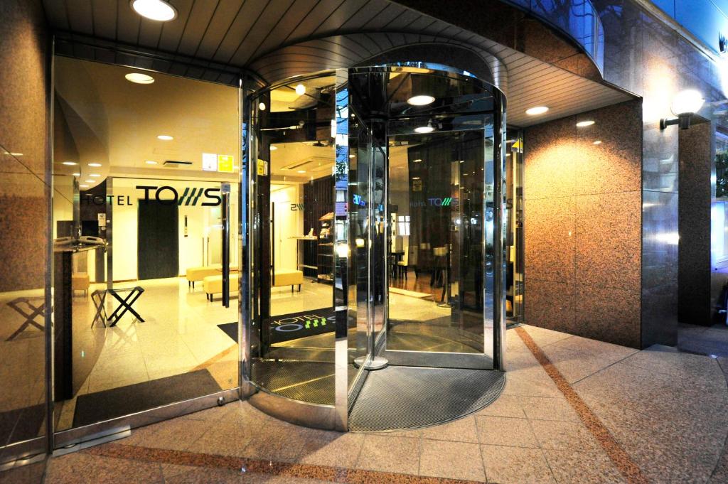 przednia część sklepu z drzwiami obrotowymi w budynku w obiekcie Hotel Toms w Tokio