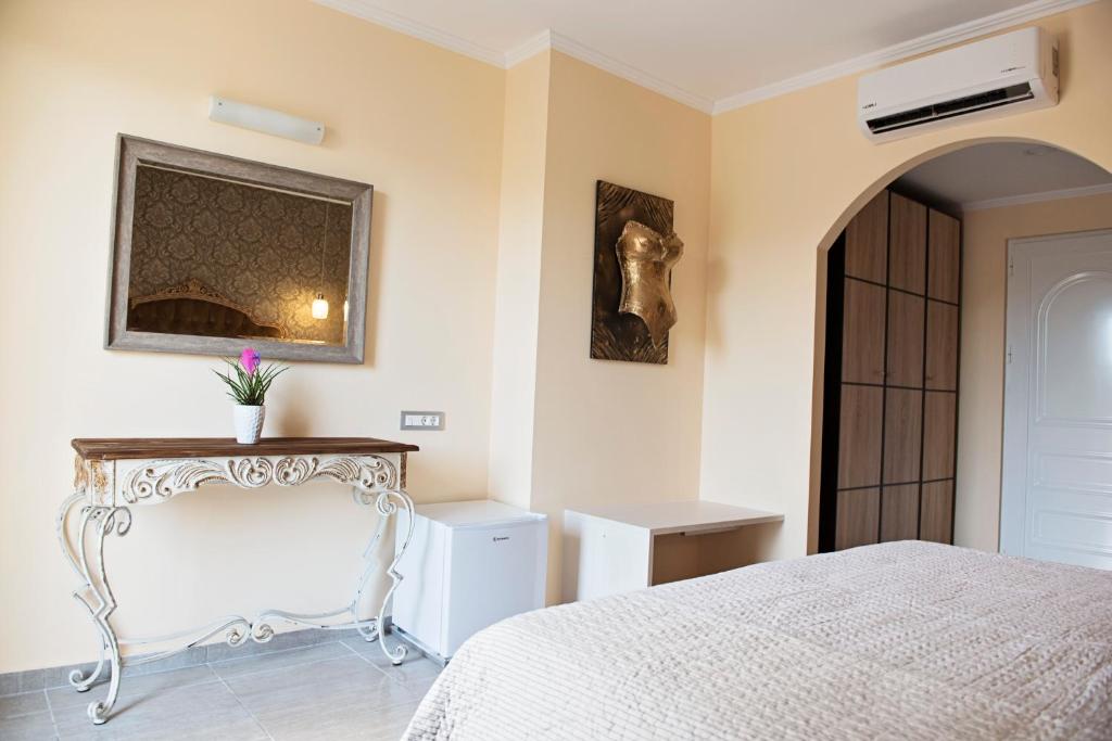 Letto o letti in una camera di Hotel Kalithea