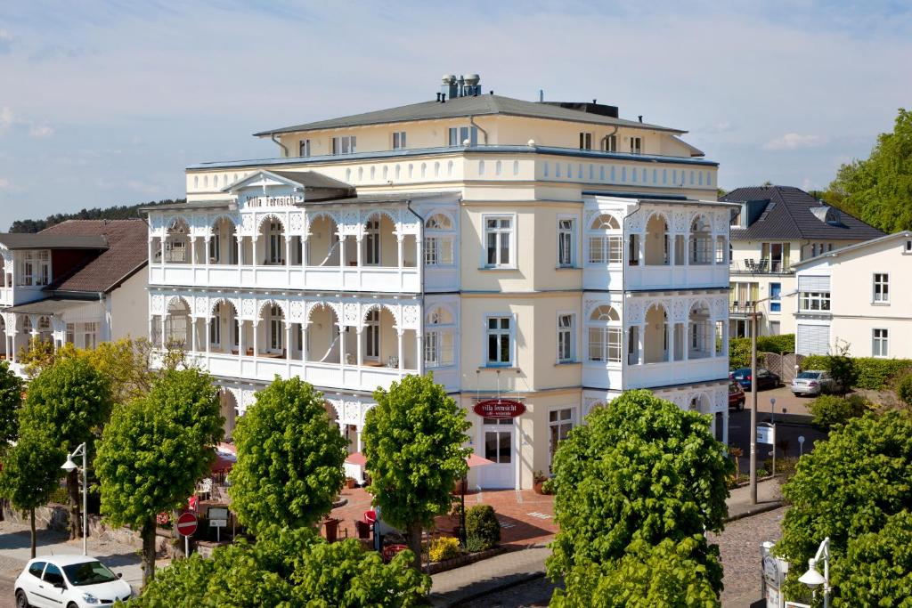 ein großes weißes Gebäude mit Bäumen davor in der Unterkunft Villa Fernsicht - Apt. 05 in Ostseebad Sellin