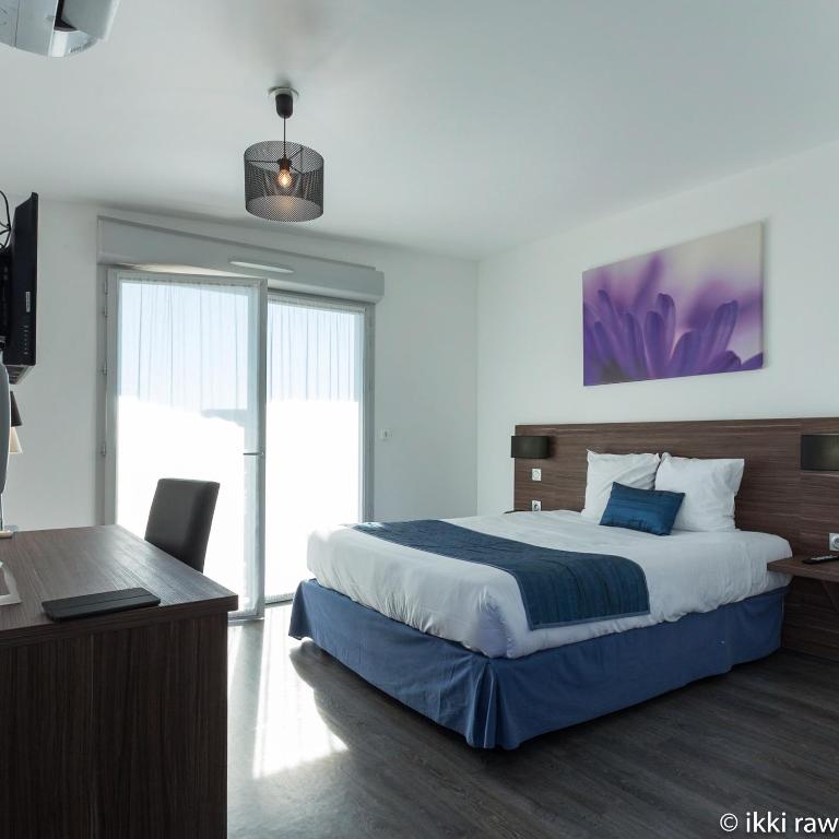 Postel nebo postele na pokoji v ubytování Hotel Libera Caen Colombelles
