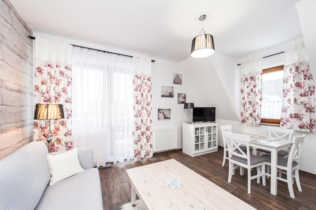 Televízia a/alebo spoločenská miestnosť v ubytovaní Apartamenty Sun & Snow Resorts Lipki Park z sauną