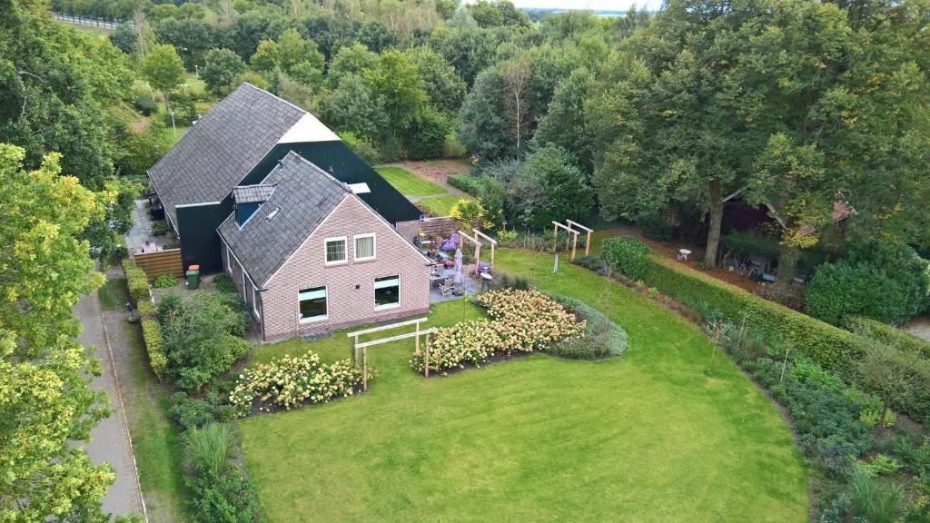 une vue aérienne sur une maison au milieu d'une cour dans l'établissement Jelly's Hoeve (Adults Only), à Havelte