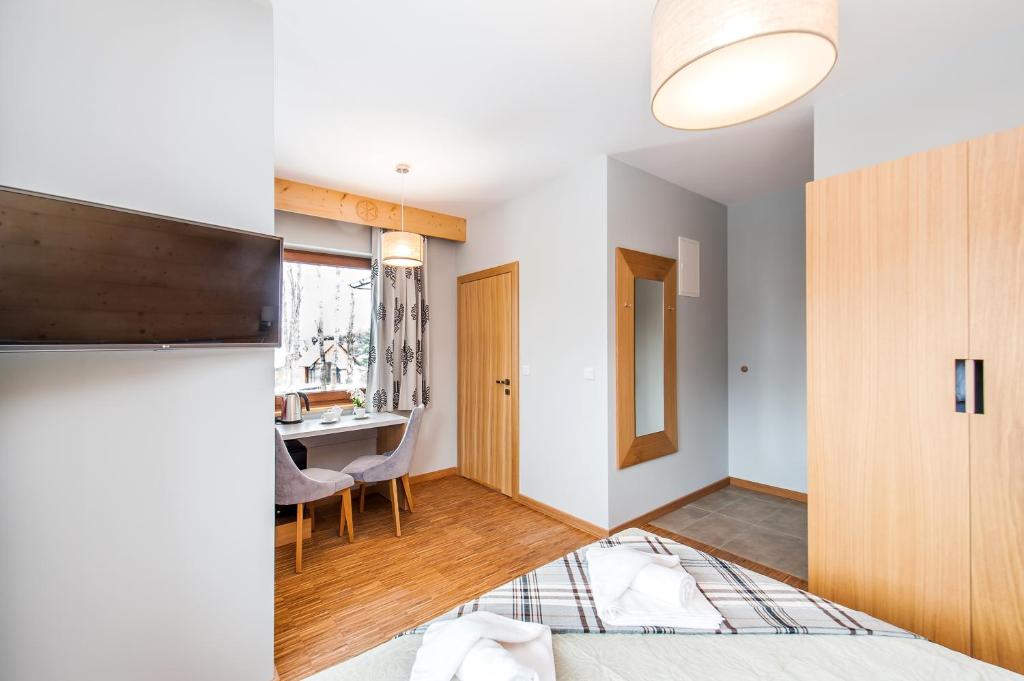 Posteľ alebo postele v izbe v ubytovaní Apartamenty Sun & Snow Resorts Lipki Park z sauną