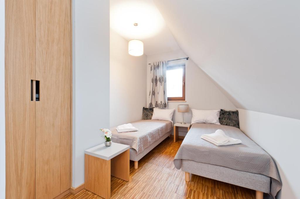 Posteľ alebo postele v izbe v ubytovaní Apartamenty Sun & Snow Resorts Lipki Park z sauną