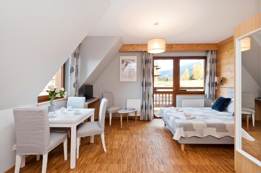 Posteľ alebo postele v izbe v ubytovaní Apartamenty Sun & Snow Resorts Lipki Park z sauną