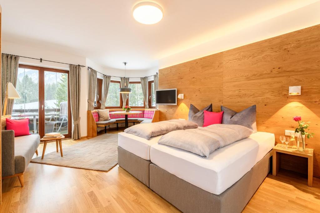 Postel nebo postele na pokoji v ubytování Alpengasthof Hotel Schwand
