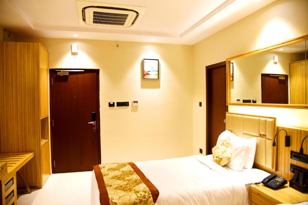 Postel nebo postele na pokoji v ubytování Mango Hotels Vijayawada