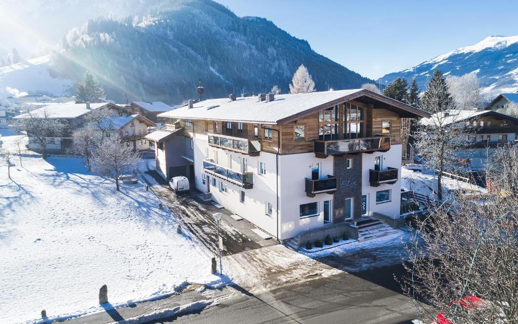 eine Luftansicht eines Hauses im Schnee in der Unterkunft Our's Living in Hollersbach im Pinzgau