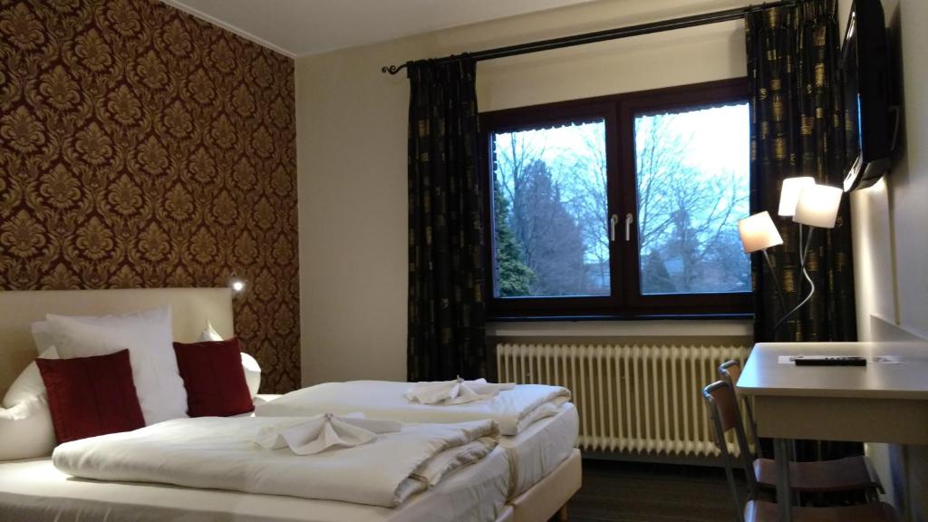 Ein Bett oder Betten in einem Zimmer der Unterkunft Hotel De Lange Man Monschau Eifel