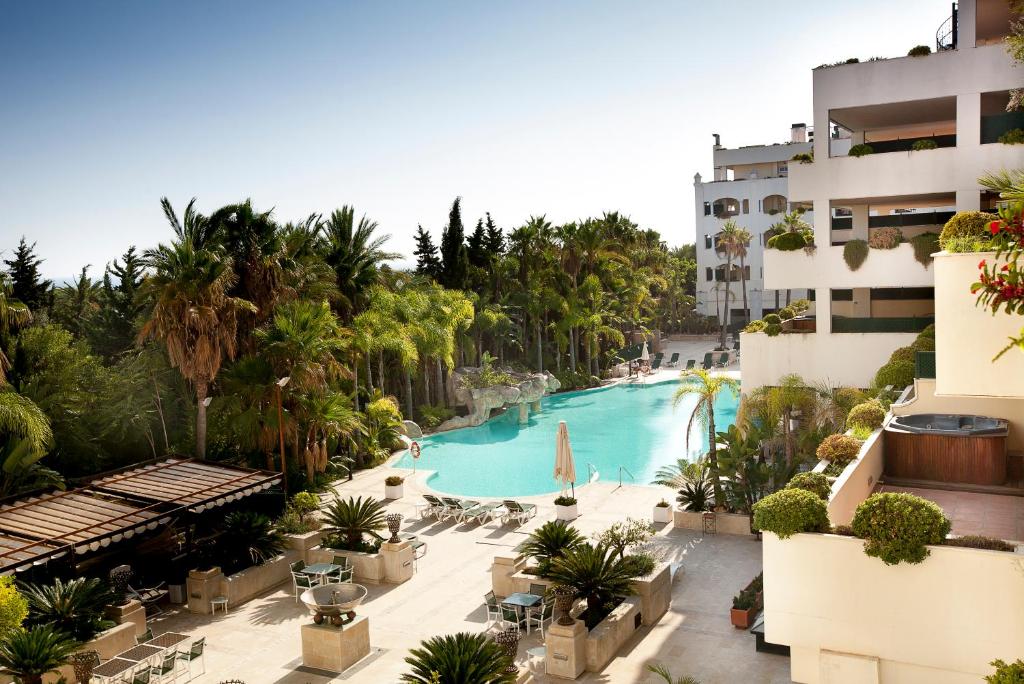 una vista aérea de una piscina en un complejo en Apartamentos Guadalpin Boutique, en Marbella