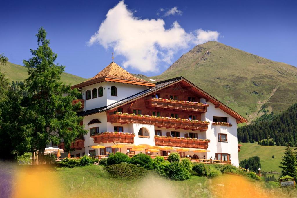 Nespecifikovaný výhled na hory nebo výhled na hory při pohledu z hotelu