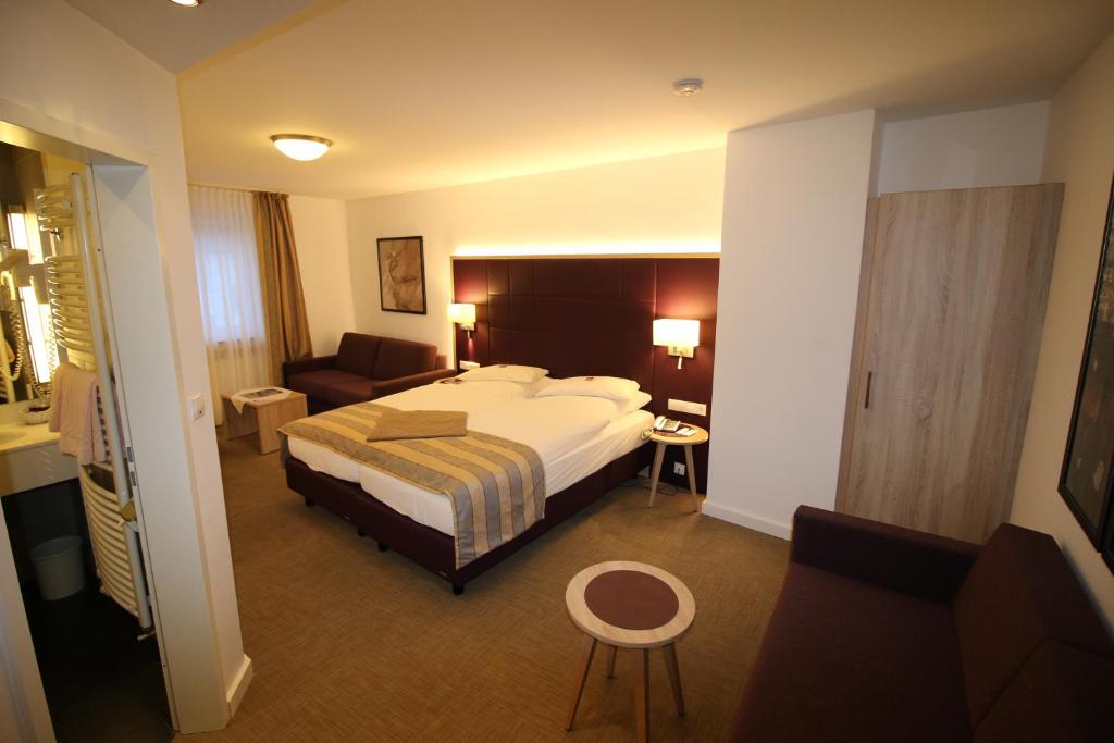 
A bed or beds in a room at Hotel zum Adler - Superior
