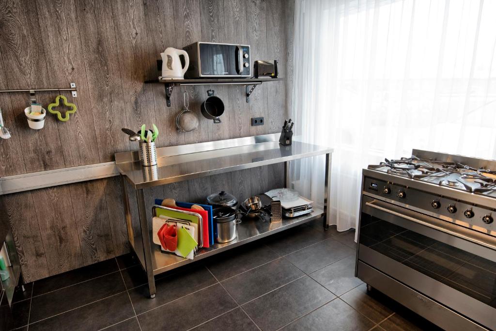 Kuchyň nebo kuchyňský kout v ubytování B14 Hostel