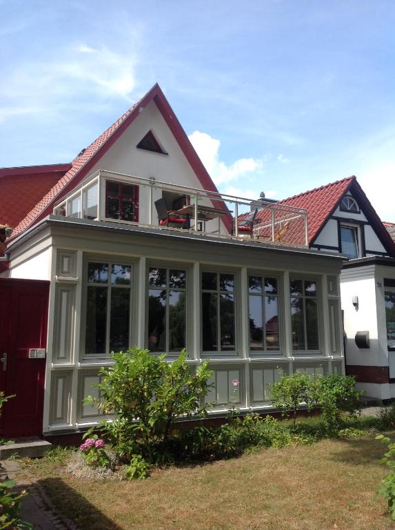 uma casa com uma grande tela no alpendre em Haus Am Strom 50 em Warnemünde