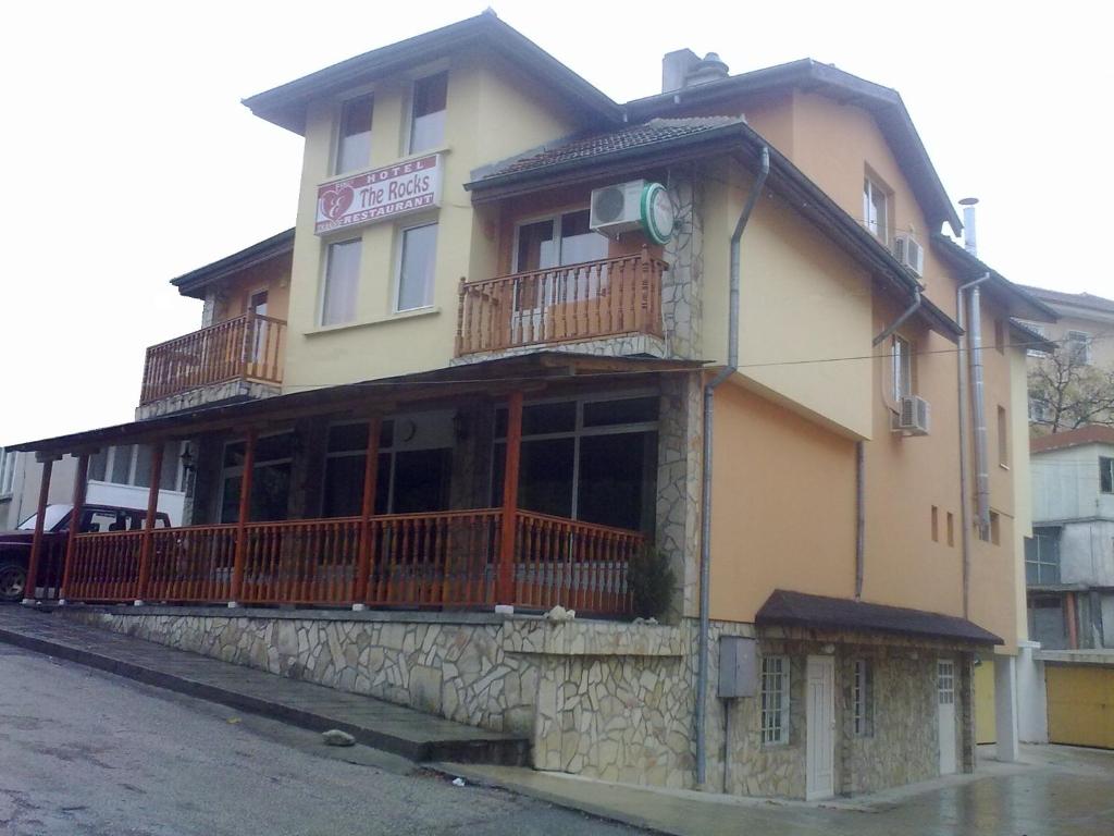 un edificio con un balcón en el lateral. en Family Hotel The Rocks, en Belogradchik